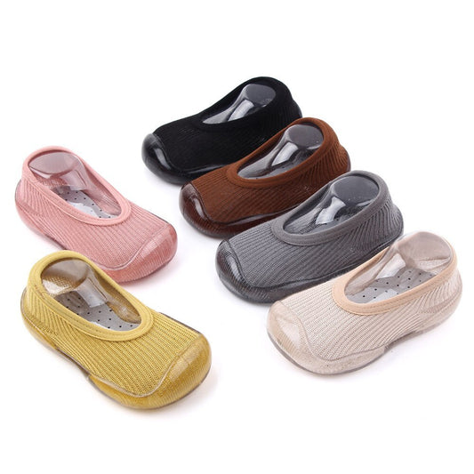 Soft cotton baby sock shoes with anti-slip soles, breathable design and ankle-high elastic fit. Ideal for spring and summer first walkers.