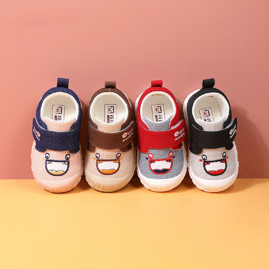 Unisex baby and toddler shoes in breathable mesh material, featuring soft flexible soles and slip-on closure. Ideal for first steps with anti-slip support.