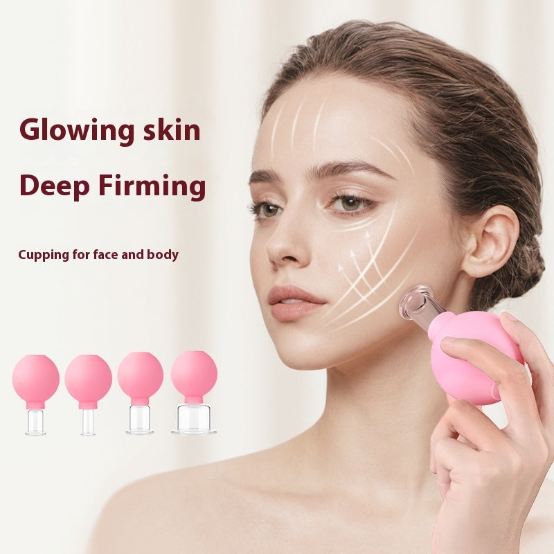 Mulher utilizando ventosa facial rosa com bulbo de vinil, realizando massagem lifting nas bochechas. A imagem destaca o slogan “Glowing skin, Deep Firming” e mostra cinco tamanhos do kit de ventosas em fila.